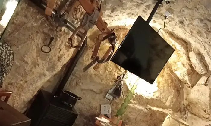 Rexer-Castel-del-Monte-Indipendente-tra-le-rocce-a-Castel-del-Monte-AQ-Soggiorno