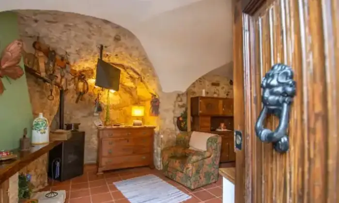 Rexer-Castel-del-Monte-Indipendente-tra-le-rocce-a-Castel-del-Monte-AQ-Ingresso