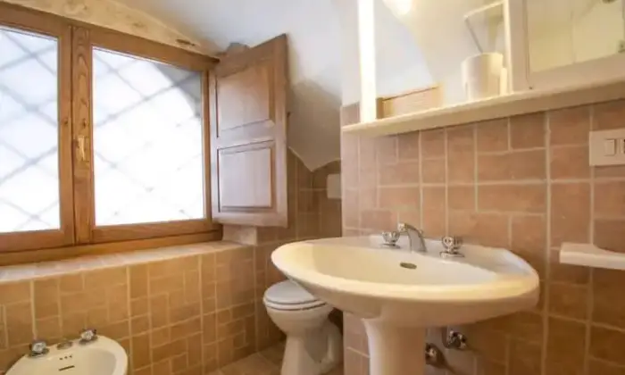 Rexer-Castel-del-Monte-Indipendente-tra-le-rocce-a-Castel-del-Monte-AQ-Bagno