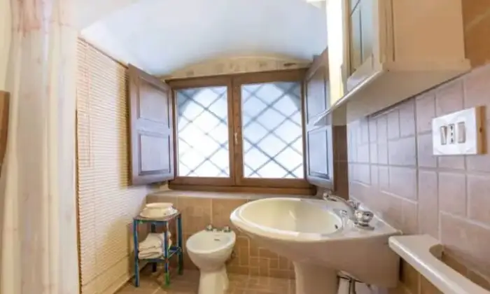 Rexer-Castel-del-Monte-Indipendente-tra-le-rocce-a-Castel-del-Monte-AQ-Bagno