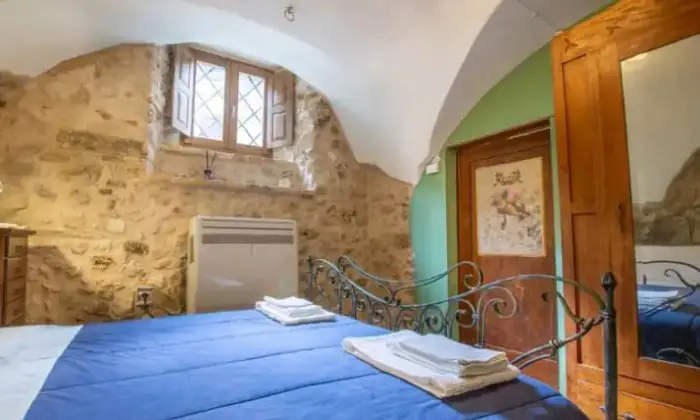 Rexer-Castel-del-Monte-Indipendente-tra-le-rocce-a-Castel-del-Monte-AQ-Camera-da-letto