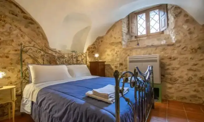 Rexer-Castel-del-Monte-Indipendente-tra-le-rocce-a-Castel-del-Monte-AQ-Camera-da-letto