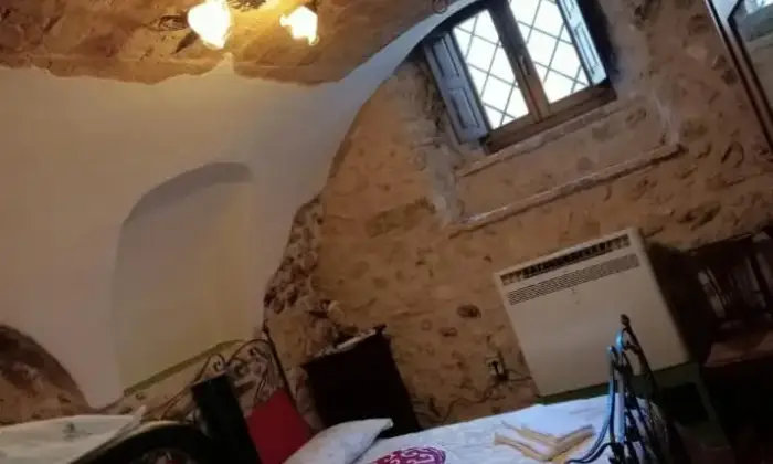 Rexer-Castel-del-Monte-Indipendente-tra-le-rocce-a-Castel-del-Monte-AQ-Camera-da-letto