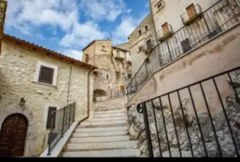 Rexer-Castel-del-Monte-Indipendente-tra-le-rocce-a-Castel-del-Monte-AQ-Esterno