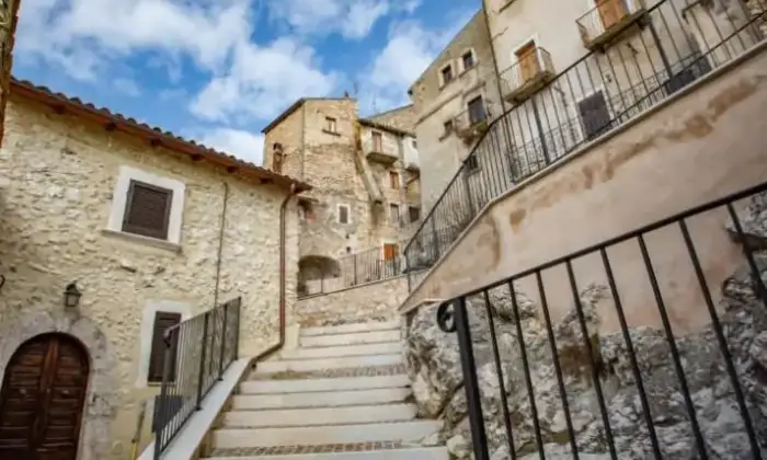 Rexer-Castel-del-Monte-Indipendente-tra-le-rocce-a-Castel-del-Monte-AQ-Esterno