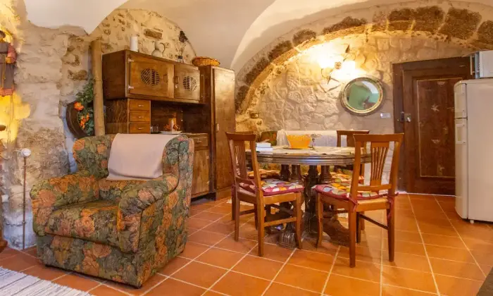 Rexer-Castel-del-Monte-Indipendente-tra-le-rocce-a-Castel-del-Monte-AQ-Salone