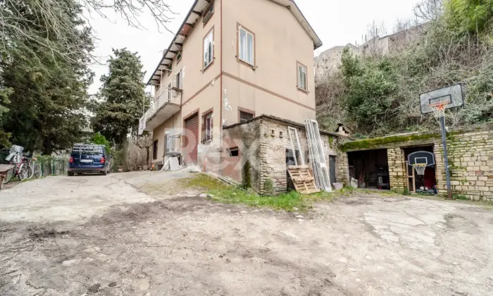 Rexer-MONTELPARO-Ampia-casa-con-corte-esclusiva-e-grande-potenziale-Altro