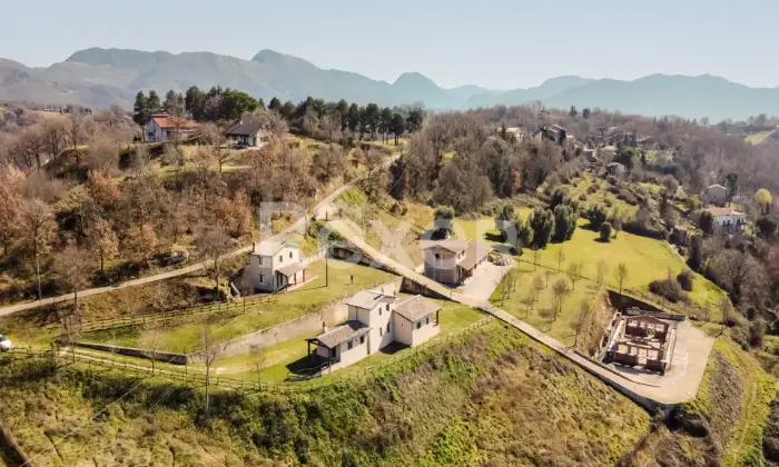 Rexer-Rocca-Sinibalda-Complesso-di-casali-con-ettari-di-terreno-Altro