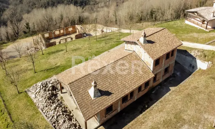 Rexer-Rocca-Sinibalda-Complesso-di-casali-con-ettari-di-terreno-Altro