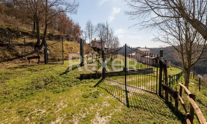 Rexer-Rocca-Sinibalda-Complesso-di-casali-con-ettari-di-terreno-Altro