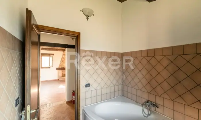Rexer-Rocca-Sinibalda-Complesso-di-casali-con-ettari-di-terreno-Altro
