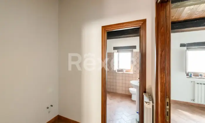 Rexer-Rocca-Sinibalda-Complesso-di-casali-con-ettari-di-terreno-Altro