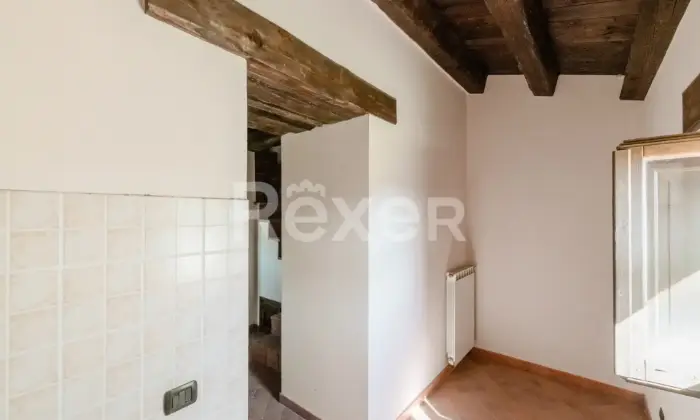 Rexer-Rocca-Sinibalda-Complesso-di-casali-con-ettari-di-terreno-Altro