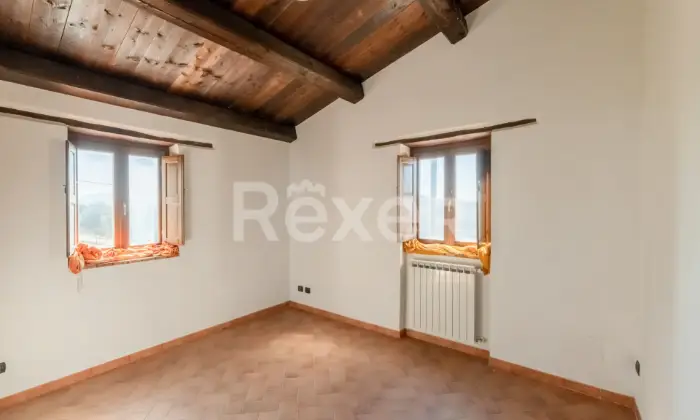 Rexer-Rocca-Sinibalda-Complesso-di-casali-con-ettari-di-terreno-Altro