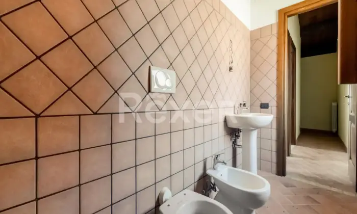 Rexer-Rocca-Sinibalda-Complesso-di-casali-con-ettari-di-terreno-Altro