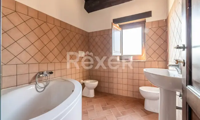 Rexer-Rocca-Sinibalda-Complesso-di-casali-con-ettari-di-terreno-Altro