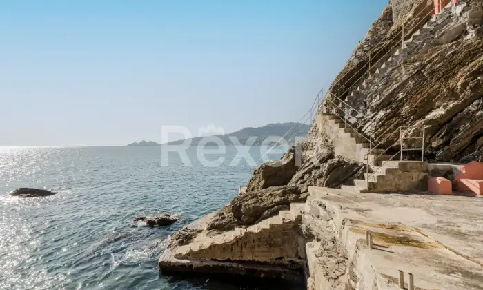 Rexer-zoagli-Unica-propriet-fronte-mare-allinterno-di-villa-depoca-Altro