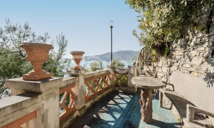 Rexer-zoagli-Unica-propriet-fronte-mare-allinterno-di-villa-depoca-Altro