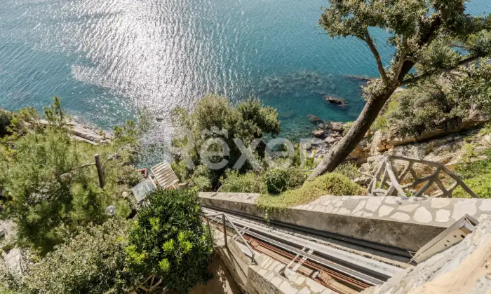 Rexer-zoagli-Unica-propriet-fronte-mare-allinterno-di-villa-depoca-Altro