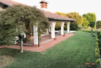 Rexer-Cermenate-Villa-con-piscina-Giardino