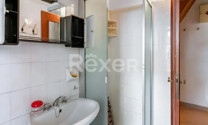 Rexer-Valsamoggia-Villetta-disposta-su-livelli-con-giardino-Altro