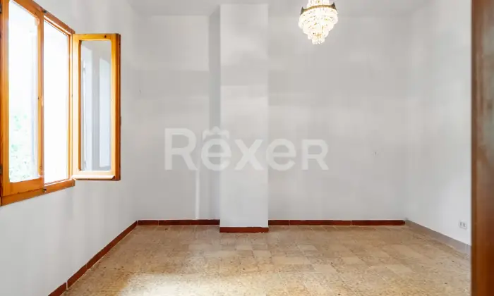 Rexer-Valsamoggia-Villetta-disposta-su-livelli-con-giardino-Altro
