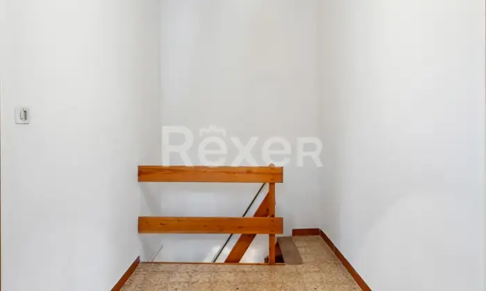 Rexer-Valsamoggia-Villetta-disposta-su-livelli-con-giardino-Altro