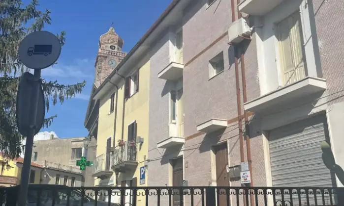 Rexer-Ghilarza-Edificio-composto-appartamenti-ufficio-e-magazzino-centro-storico-Esterno