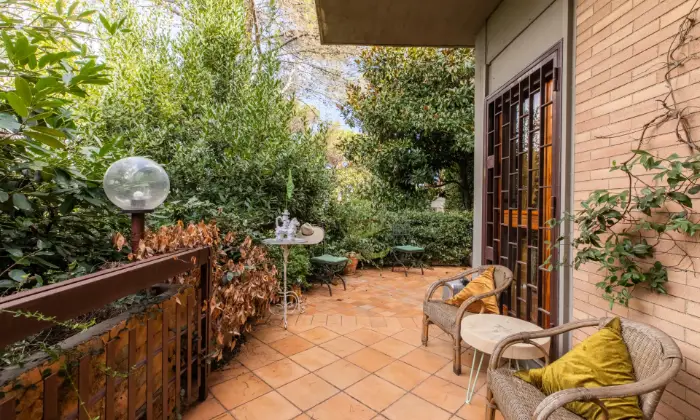 Rexer-Roma-Casa-indipendente-immersa-nel-verde-Giardino