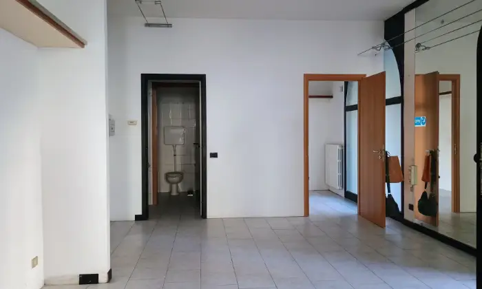 Rexer-Malnate-Negozio-in-centro-con-vetrine-e-cantina-sottostante-Altro