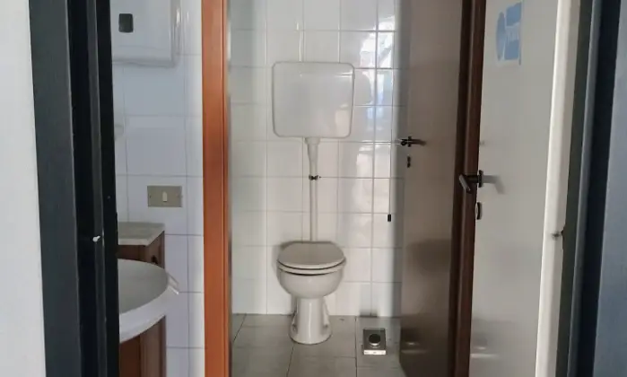 Rexer-Malnate-Negozio-in-centro-con-vetrine-e-cantina-sottostante-Altro
