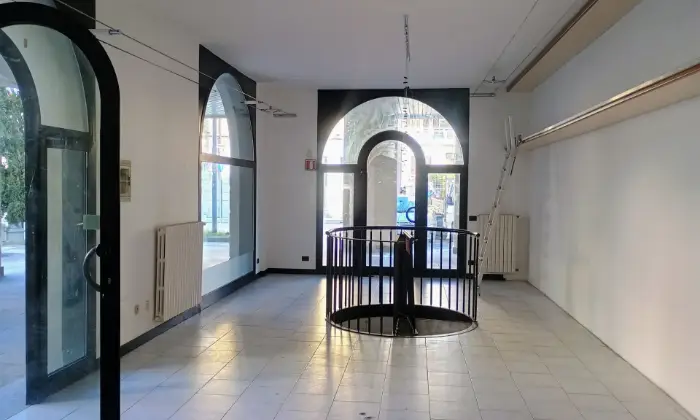 Rexer-Malnate-Negozio-in-centro-con-vetrine-e-cantina-sottostante-Altro