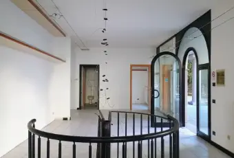 Rexer-Malnate-Negozio-in-centro-con-vetrine-e-cantina-sottostante-Altro