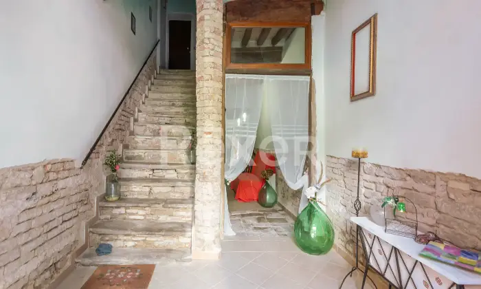 Rexer-CANTIANO-Eleganza-storica-e-comfort-moderno-casa-indipendente-con-mansarda-e-taverna-nel-centro-Altro