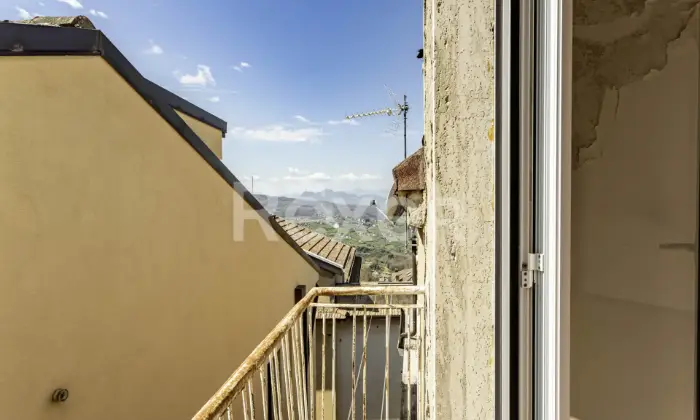 Rexer-Avigliano-Terratetto-da-ristrutturare-nel-centro-storico-con-vista-panoramica-Altro