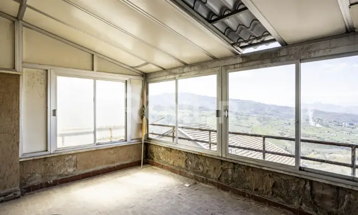 Rexer-Avigliano-Terratetto-da-ristrutturare-nel-centro-storico-con-vista-panoramica-Altro