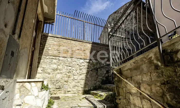 Rexer-Avigliano-Terratetto-da-ristrutturare-nel-centro-storico-con-vista-panoramica-Altro