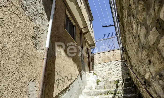 Rexer-Avigliano-Terratetto-da-ristrutturare-nel-centro-storico-con-vista-panoramica-Altro