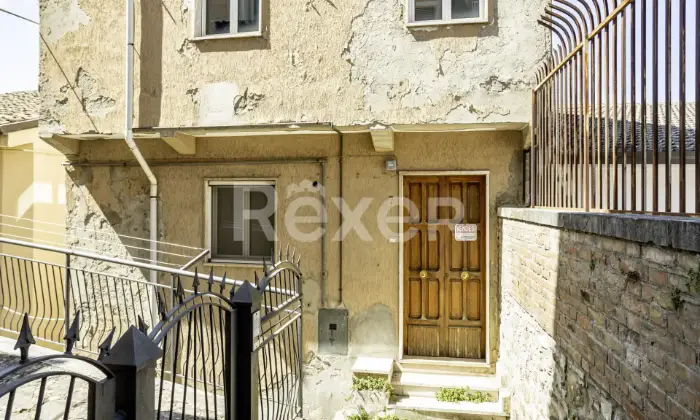 Rexer-Avigliano-Terratetto-da-ristrutturare-nel-centro-storico-con-vista-panoramica-Altro