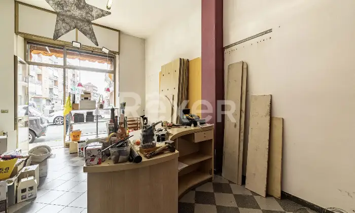 Rexer-Nichelino-ZONA-JUVARRA-VZE-MERCATO-LOCALE-COMMERCIALE-CON-UNA-VETRINA-FRONTE-STRADA-AREA-VENDITA-RETRO-BAGNO-E-CANTINA-Altro
