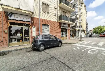 Rexer-Nichelino-ZONA-JUVARRA-VZE-MERCATO-LOCALE-COMMERCIALE-CON-UNA-VETRINA-FRONTE-STRADA-AREA-VENDITA-RETRO-BAGNO-E-CANTINA-Altro