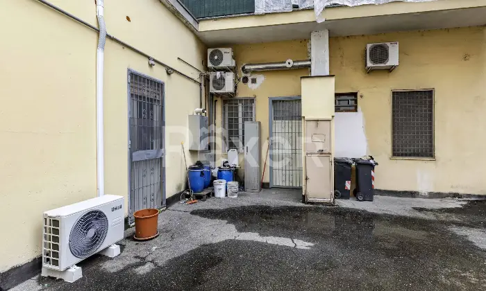 Rexer-Nichelino-ZONA-JUVARRA-VZE-MERCATO-LOCALE-COMMERCIALE-CON-UNA-VETRINA-FRONTE-STRADA-AREA-VENDITA-RETRO-BAGNO-E-CANTINA-Altro