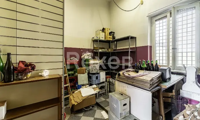 Rexer-Nichelino-ZONA-JUVARRA-VZE-MERCATO-LOCALE-COMMERCIALE-CON-UNA-VETRINA-FRONTE-STRADA-AREA-VENDITA-RETRO-BAGNO-E-CANTINA-Altro