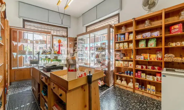 Rexer-Nichelino-ZONA-JUVARRA-VZE-MERCATO-RIONALE-Locale-commerciale-angolare-con-area-vendita-retro-