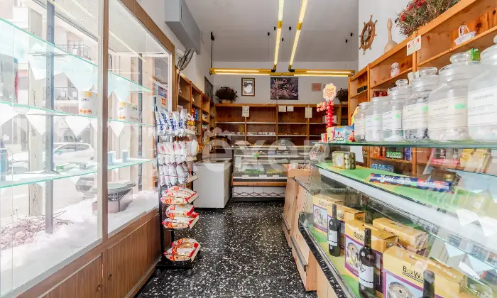 Rexer-Nichelino-ZONA-JUVARRA-VZE-MERCATO-RIONALE-Locale-commerciale-angolare-con-area-vendita-retro-