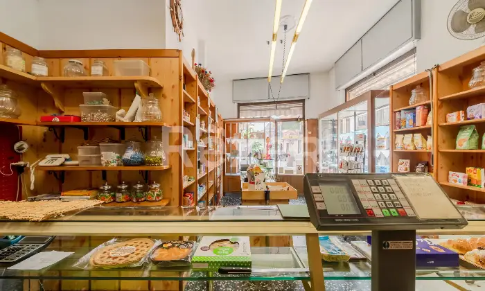 Rexer-Nichelino-ZONA-JUVARRA-VZE-MERCATO-RIONALE-Locale-commerciale-angolare-con-area-vendita-retro-
