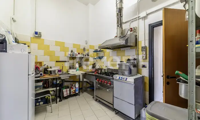 Rexer-Nichelino-ZONA-JUVARRA-VZE-MERCATO-RIONALE-Locale-commerciale-mq-con-due-vetrine-fronte-strada-attualmente-locato-ad-attivit-di-rosticceria-pizzeria-Altro