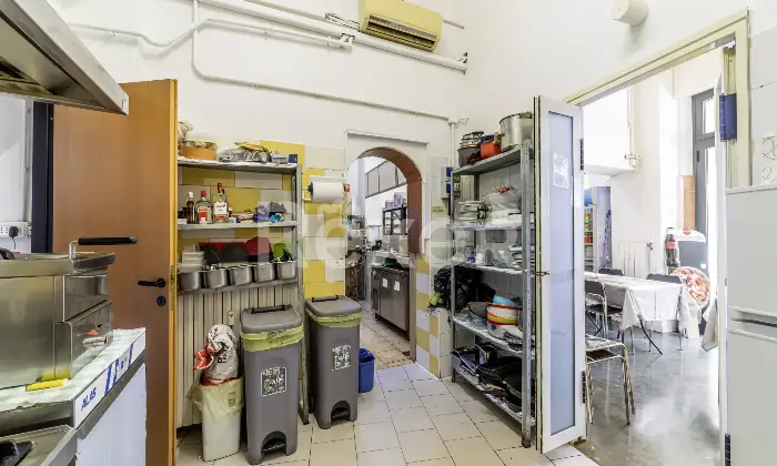Rexer-Nichelino-ZONA-JUVARRA-VZE-MERCATO-RIONALE-Locale-commerciale-mq-con-due-vetrine-fronte-strada-attualmente-locato-ad-attivit-di-rosticceria-pizzeria-Altro