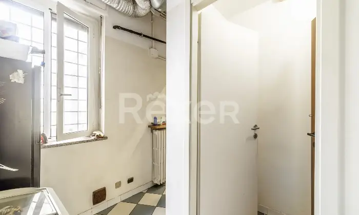Rexer-Nichelino-ZONA-JUVARRA-VZE-MERCATO-RIONALE-Locale-commerciale-mq-con-due-vetrine-fronte-strada-attualmente-locato-ad-attivit-di-rosticceria-pizzeria-Altro