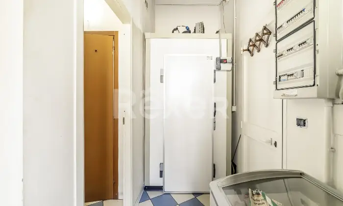 Rexer-Nichelino-ZONA-JUVARRA-VZE-MERCATO-RIONALE-Locale-commerciale-mq-con-due-vetrine-fronte-strada-attualmente-locato-ad-attivit-di-rosticceria-pizzeria-Altro